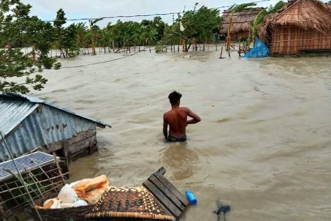 বৈরী আবহাওয়ায় জোয়ারে নিম্নাঞ্চল প্লাবিত